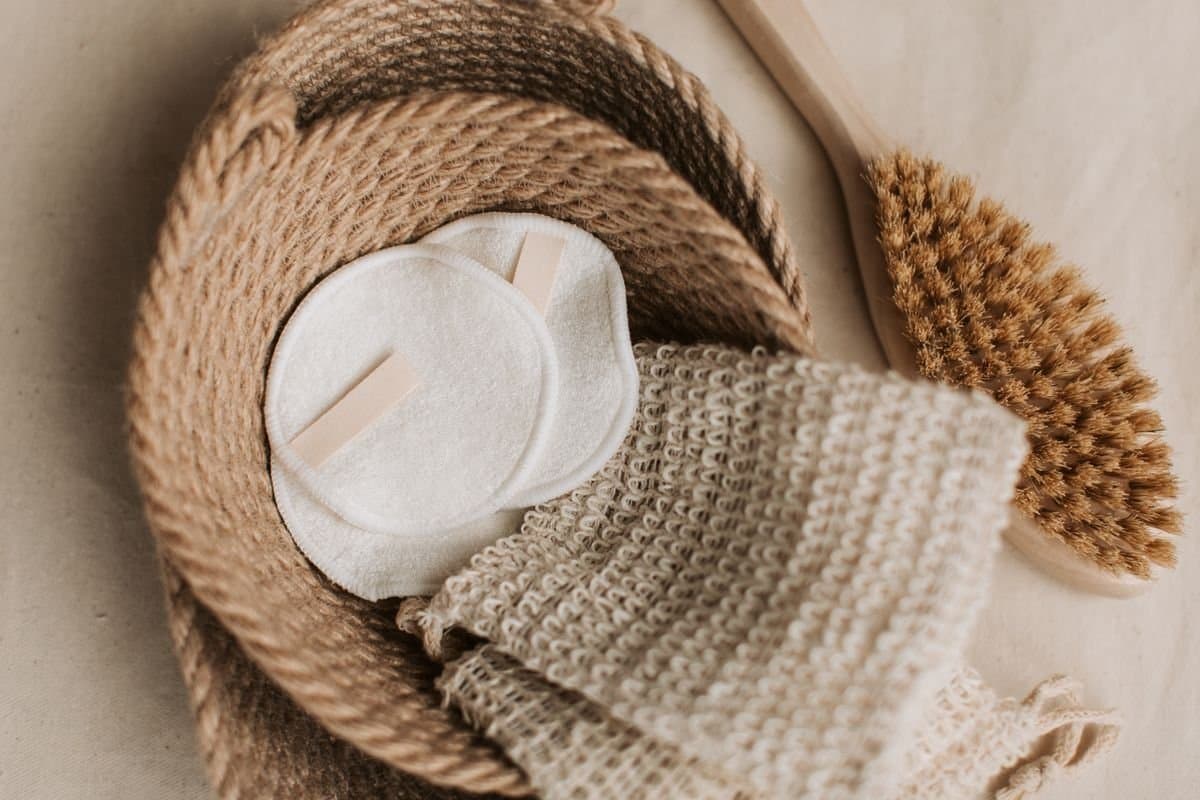 A knitted cleansing cloth and natural sponge