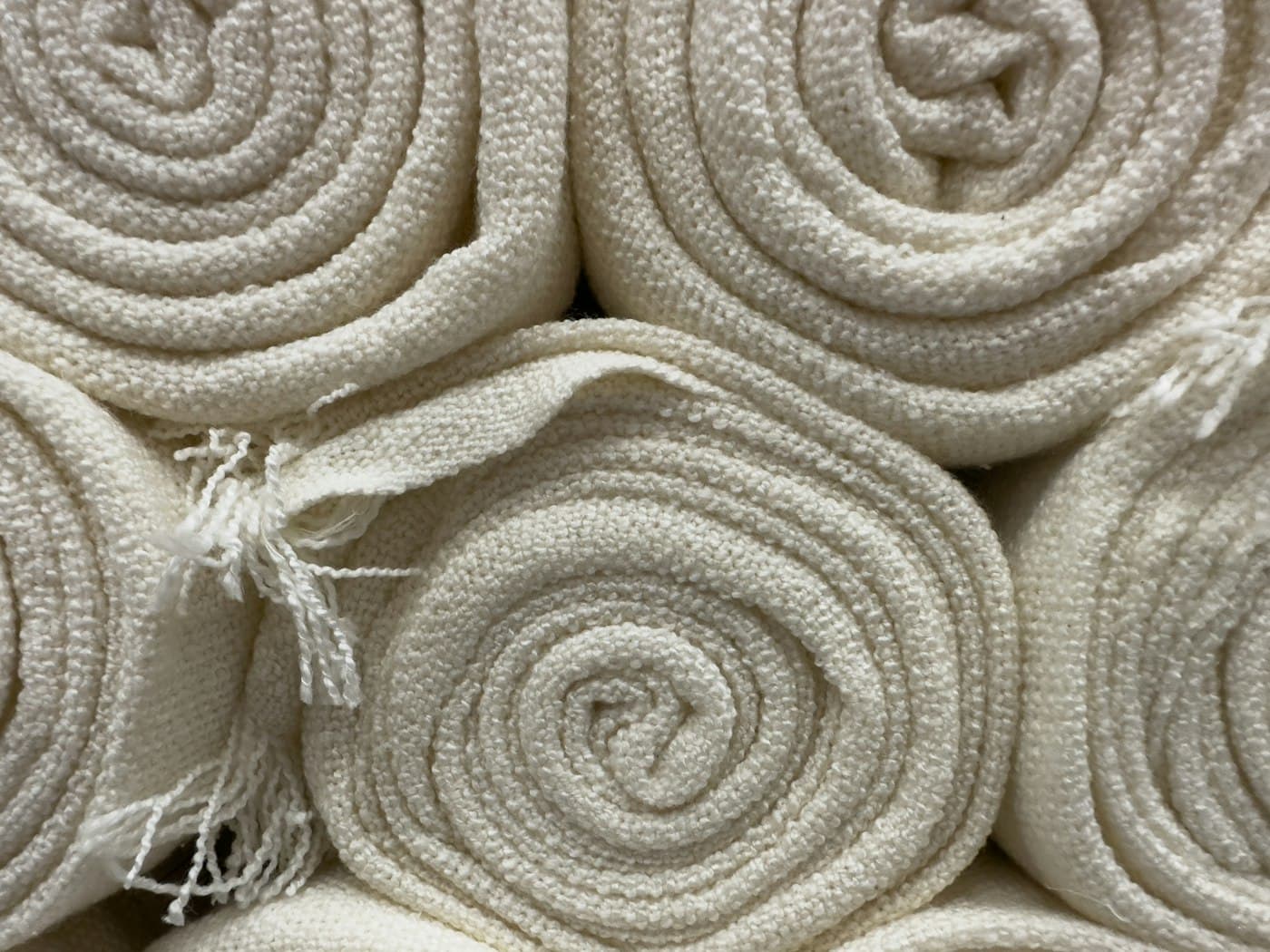 Rolled soft cream zero-twist cotton bath towels