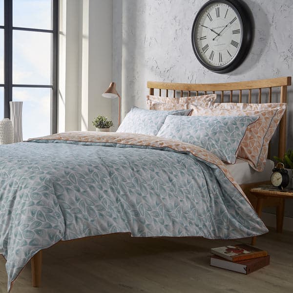 Modern hive-patterned duvet set with contrast piping