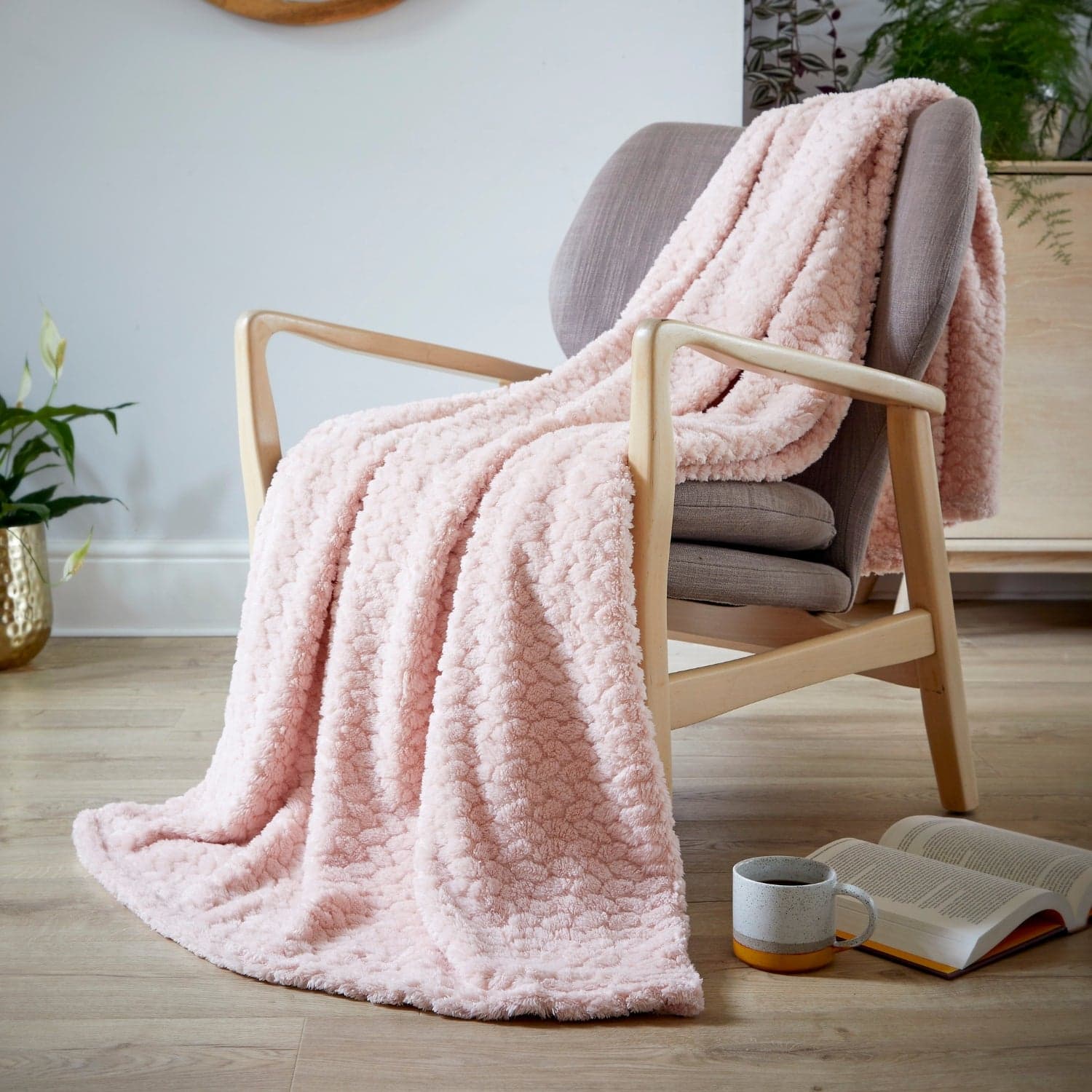 Pink rib-stitch knit-effect textured throw